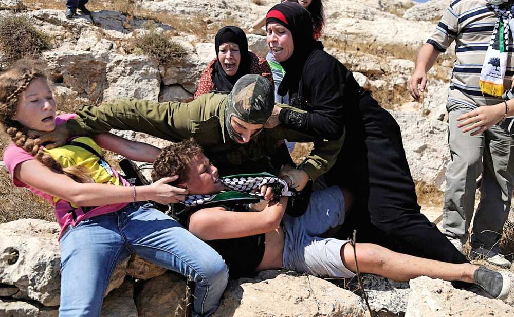 Detalle de un vídeo que muestra a la familia Tamimi luchando por liberar a su hijo Mohammed, que había estado lanzando rocas contra vehículos israelíes en la violenta manifestación semanal en el pueblo de Nabi Saleh, el 28 de agosto de 2015. AP