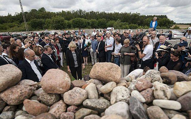 Judíos de Polonia y del extranjero se reúnen para conmemorar el 75 aniversario de una masacre de judíos en Jedwabne, Polonia, el domingo 10 de julio de 2016. (AP Photo / Michal Kosc)