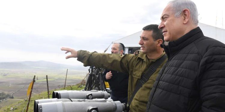 El primer ministro Benjamin Netanyahu dirige una visita del gabinete de seguridad a las instalaciones de las FDI en los Altos del Golán, el 6 de febrero de 2018. (Kobi Gideon / GPO)