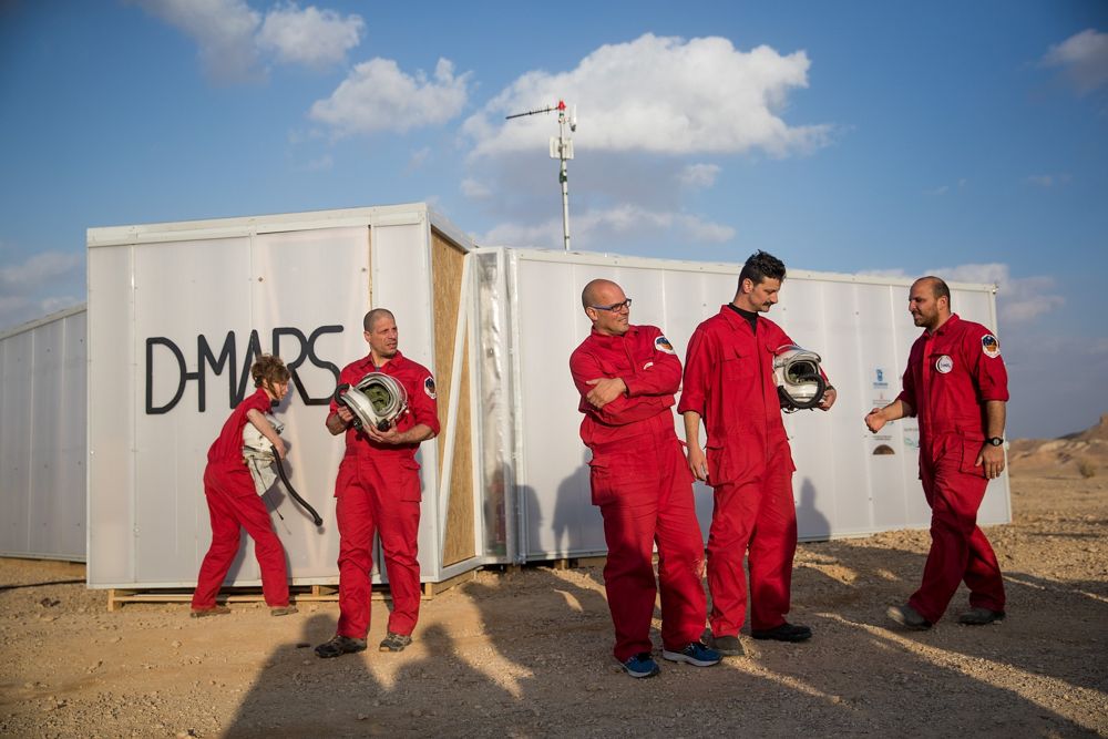 Científicos israelíes que participan en el proyecto D-MARS que simula la vida en Marte, en las afueras de Mitzpe Ramon, sur de Israel, el 18 de febrero de 2018. (Yonatan Sindel / Flash 90)