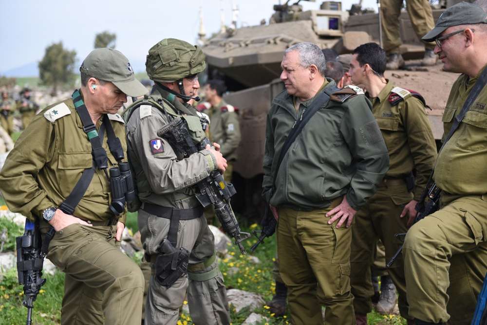 El Jefe de Estado Mayor de las FDI, Gadi Eisenkot, se reúne con el coronel Gal Shochami, jefe de la Brigada Acorazada 188, durante un gran ejercicio en el norte de Israel para simular la guerra en el Líbano el 20 de febrero de 2018. (Fuerzas de Defensa de Israel)