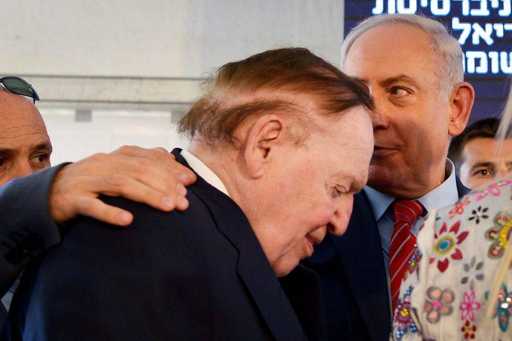 El empresario e inversionista estadounidense Sheldon Adelson (izq.) Con el primer ministro Benjamin Netanyahu en la ceremonia de colocación de la piedra angular de los edificios de la facultad de medicina en la Universidad Ariel, 28 de junio de 2017. (Ben Dori / Flash 90)