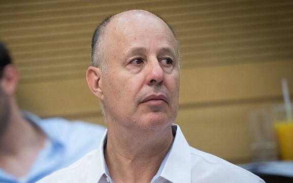 El ministro de cooperación regional Tzachi Hanegbi en la Knesset, el 9 de julio de 2017. (Yonatan Sindel / Flash 90)