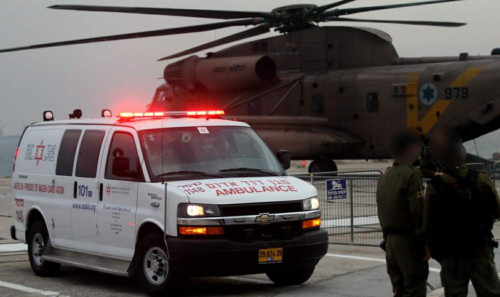 Evacuación de pilotos al hospital Rambam (Foto: Shai Vaknin / TPS)