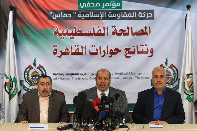 El portavoz de Hamás Fawzi Barhoum, a la derecha, asiste a una conferencia de prensa con un alto funcionario de la organización, Khalil al-Hayya, en la ciudad de Gaza, el 27 de noviembre de 2017. (AFP / MOHAMMED ABED)