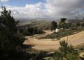 Una fotografía tomada desde la ciudad israelí de Yiftah el 30 de enero de 2018 muestra la cerca fronteriza entre Israel y el Líbano con el pueblo libanés del sur, Blida, en el fondo. (AFP / Jalaa Marey)