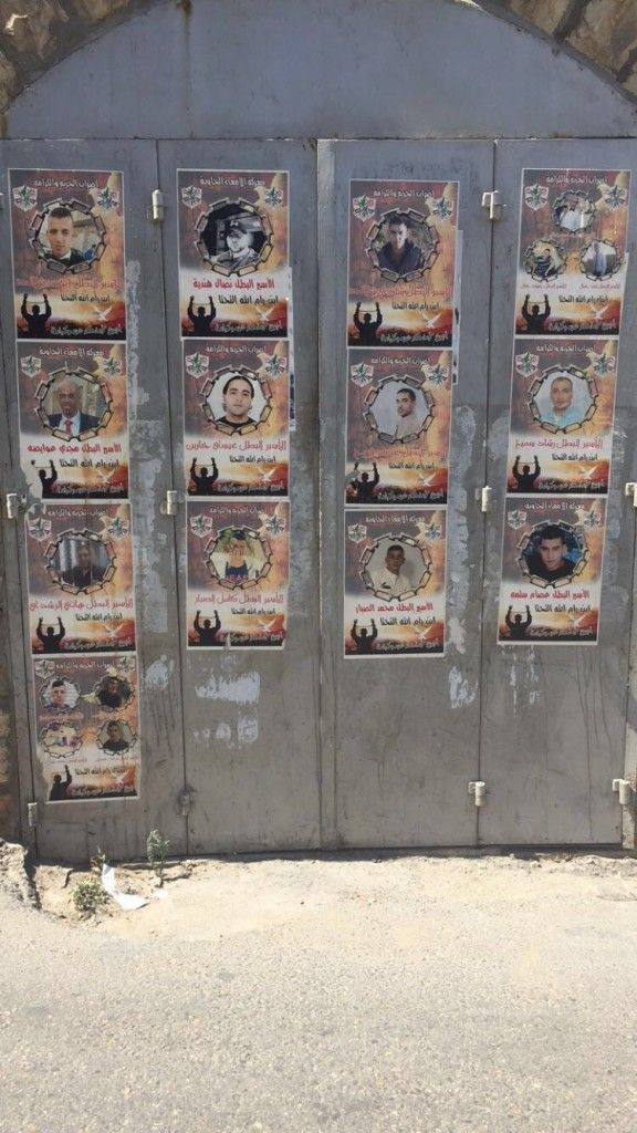 Imágenes de terroristas publicadas en las calles de Ramallah. (Lilia Gaufberg)