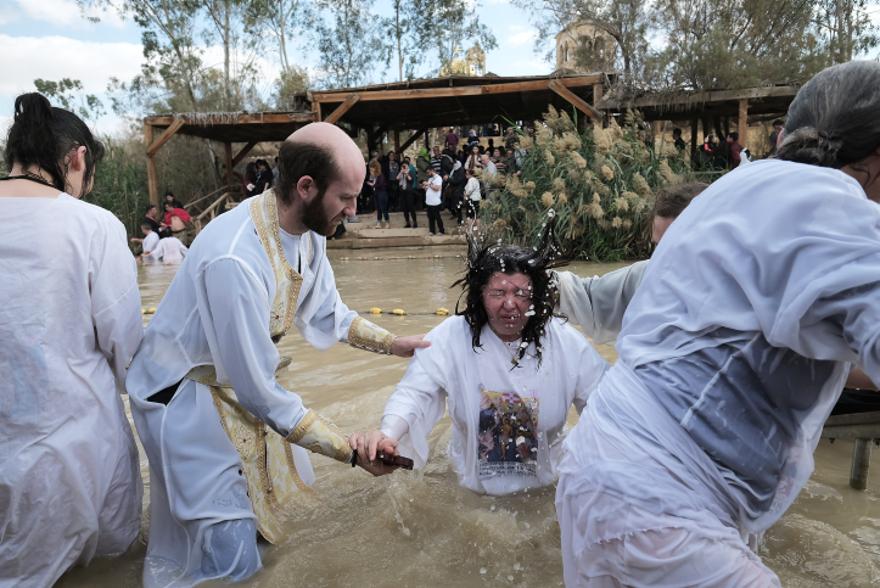 Los peregrinos cristianos ortodoxos se bañan en el río Jordán como parte de una tradicional ceremonia de bautismo en el lugar de Qasr al-Yahud. (Yaniv Nadav / Flash 90)