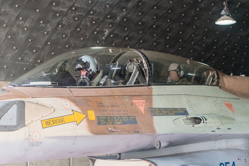 Jefe de la Fuerza Aérea Israelí, el general de división Amikam Norkin, a la izquierda, despega con el mayor "Aleph", el copiloto de un avión de combate F-16 derribado por fuego antiaéreo sirio, mientras el oficial vuelve a volar para la primera vez desde el accidente, el 19 de febrero de 2018. (Fuerzas de Defensa de Israel)