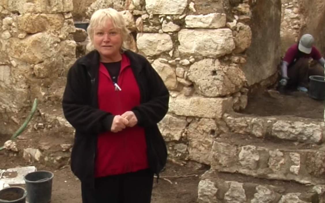 La arqueóloga Eilat Mazar en el invierno de 2018 Excavaciones de Ophel en Jerusalén. (Captura de pantalla de YouTube)