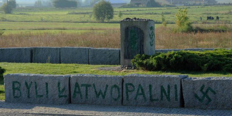 Polonia suspende exhumación de cuerpos de la masacre polaca de 340 judíos en Jedwabne