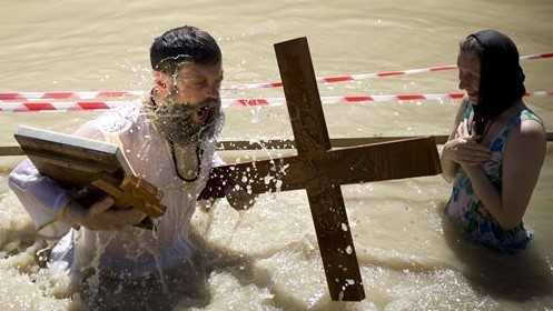 Los cristianos ortodoxos se sumergen en el río Jordán en una ceremonia de bautismo en Qasr al-Yahud cerca de la ciudad cisjordana de Jericó, el 31 de marzo de 2010. (AP / Ariel Schalit, archivo)