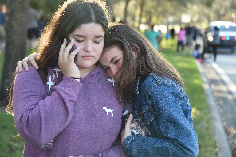 Los estudiantes reaccionan después de un tiroteo en Marjory Stoneman Douglas High School en Parkland, Florida, una ciudad a unas 50 millas (80 kilómetros) al norte de Miami el 14 de febrero de 2018. (AFP PHOTO / Michele Eve Sandberg)