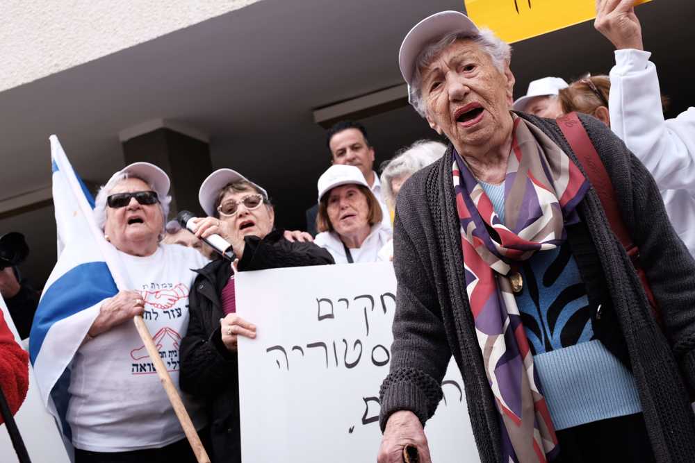 Los sobrevivientes del Holocausto y activistas toman parte en una protesta en la embajada de Polonia en Tel Aviv, el 8 de febrero de 2018. (Tomer Neuberg / Flash 90)