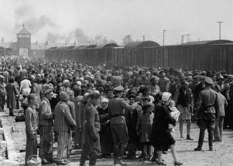 Mayo de 1944, una selección de judíos húngaros en la rampa de Birkenau, donde un millón de judíos fueron asesinados durante el Holocausto (Wikimedia Commons)
