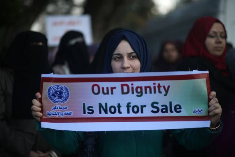 Mujeres árabes participan en una protesta en la ciudad de Gaza el 29 de enero de 2018, en contra de la iniciativa de los Estados Unidos de congelar fondos para la agencia de la ONU para refugiados palestinos, UNRWA. (MOHAMMED ABED / AFP)