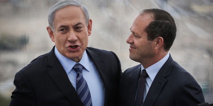 El Primer Ministro Benjamin Netanyahu (izquierda) y el Alcalde de Jerusalem Nir Barkat (derecha) celebran una conferencia de prensa en el Hotel Mamilla en Jerusalem, el 23 de febrero de 2015. (Hadas Parush / Flash 90)