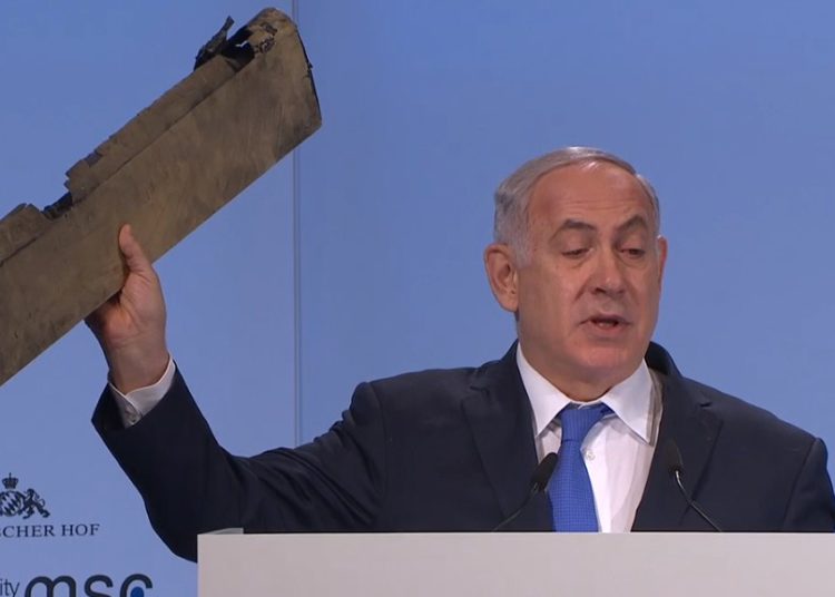 Blandiendo fragmento de dron derribado, Netanyahu amenaza con acción militar directa contra Irán