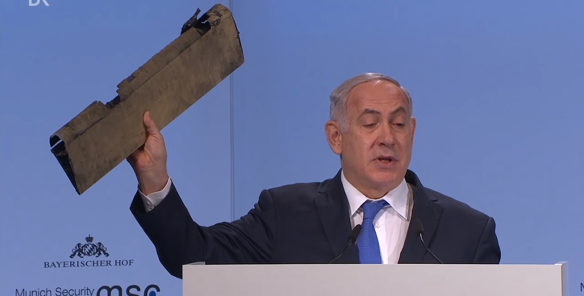 Blandiendo fragmento de dron derribado, Netanyahu amenaza con acción militar directa contra Irán