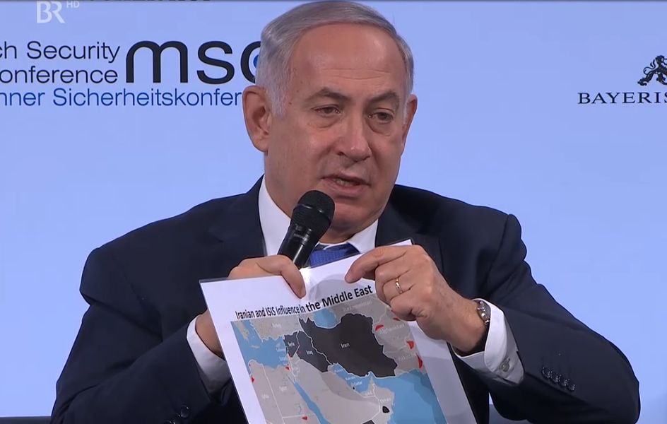 El primer ministro Benjamin Netanyahu muestra un mapa de la influencia iraní en Oriente Medio durante un discurso el tercer día de la 54ª Conferencia de Seguridad de Munich (MSC) celebrada en el hotel Bayerischer Hof, en Munich, sur de Alemania, el 18 de febrero de 2018. ( Captura de pantalla)