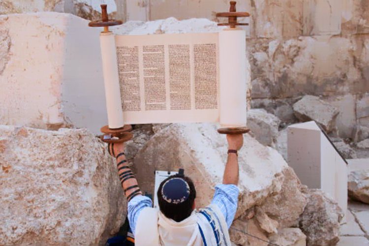 Rabino inicia escritura del Rollo de Torá que obsequiará a Mashíaj a su llegada