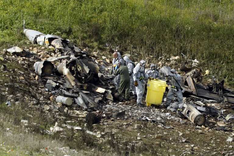 Los restos de un F-16 israelí que se estrelló después de ser atacado por las defensas aéreas sirias, en el norte de Israel, el 10 de febrero de 2018. (AFP / Jack GUEZ)