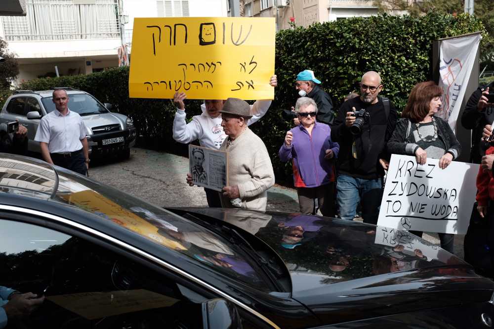 Los sobrevivientes del Holocausto y activistas toman parte en una protesta en la embajada de Polonia en Tel Aviv, el 8 de febrero de 2018. (Tomer Neuberg / Flash 90)