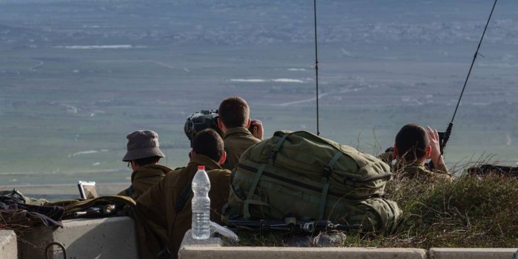 Soldados israelíes inspeccionan la frontera con Siria desde un puesto militar en los Altos del Golán, tras una serie de enfrentamientos aéreos con las fuerzas sirias e iraníes en Siria, el 10 de febrero de 2018. (Flash 90)