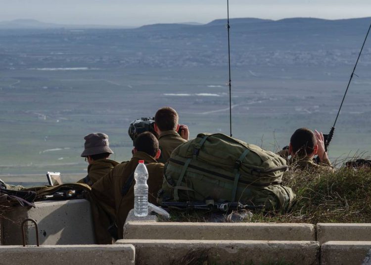 Soldados israelíes inspeccionan la frontera con Siria desde un puesto militar en los Altos del Golán, tras una serie de enfrentamientos aéreos con las fuerzas sirias e iraníes en Siria, el 10 de febrero de 2018. (Flash 90)