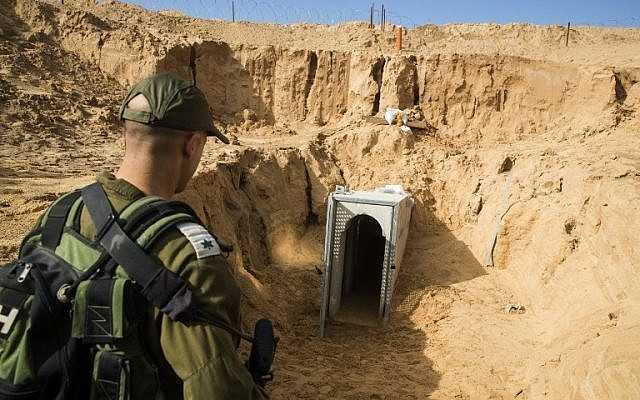 Un oficial del ejército israelí observa un túnel destruido de la Jihad Islámica palestina, que lleva desde Gaza a Israel, cerca del kibbutz israelí del sur de Kissufim. (Jack Guez / AFP / POOL)