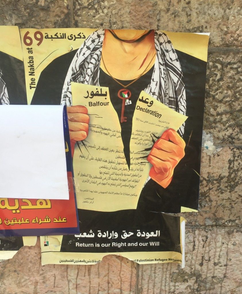 Una imagen de un árabe con un keffiyeh, un símbolo de militancia y terror palestinos, rompiendo la Declaración Balfour. Exuesta a lo largo de las calles de Ramallah. (Lilia Gaufberg)