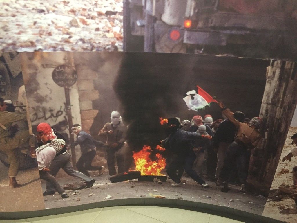 Una imagen de árabes en keffiyeh lanzando cócteles molotov. Museo Yasser Arafat. (Lilia Gaufberg)