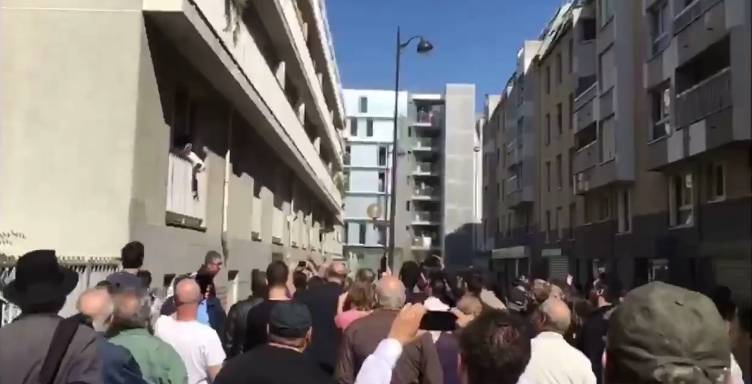 Unos 1.000 miembros de la comunidad judía de Francia se reunieron frente a la casa de Sarah Halimi en París para conmemorar su  asesinato la semana pasada, 9 de abril de 2017. (Captura de pantalla: video 0404)