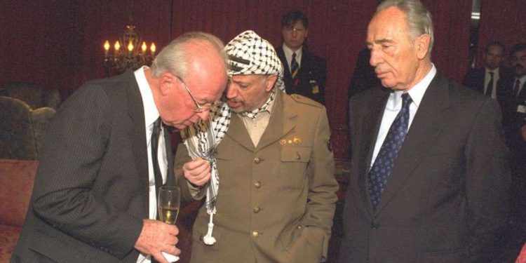 Yitzhak Rabin, a la izquierda, conversa con Yasser Arafat, centro, y Shimon Peres después de que los tres recibieron el Premio Nobel de la Paz en Oslo en 1994. (GPO)
