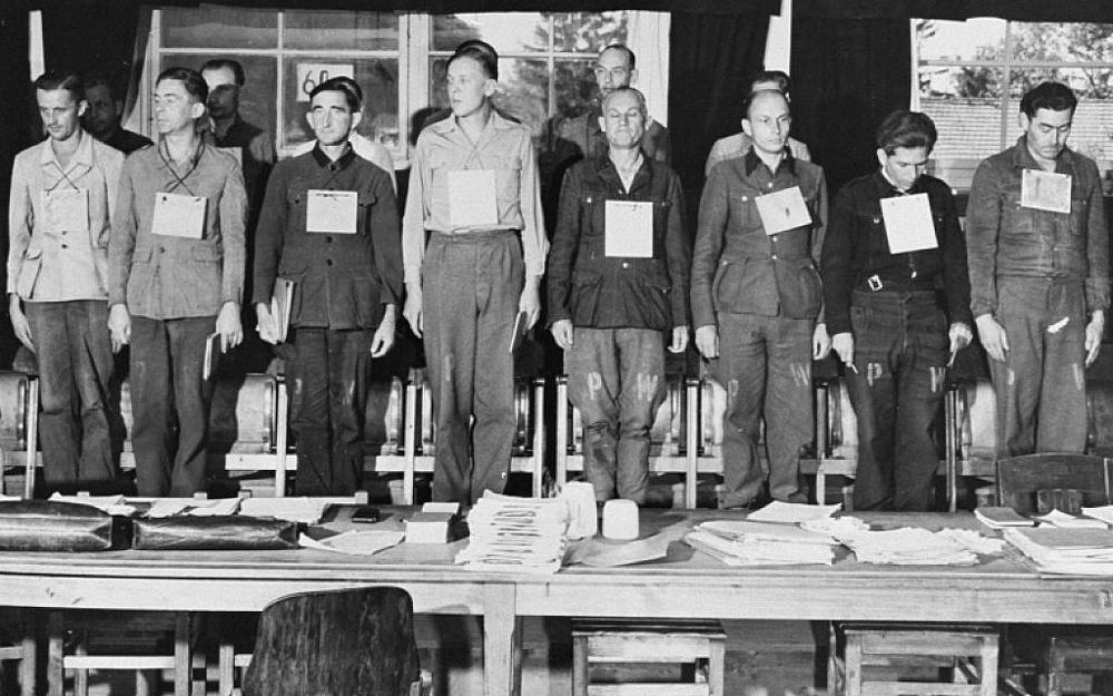 Dieciséis de diecinueve acusados ​​enjuiciados por crímenes de guerra cometidos durante la guerra en Dora-Mittelbau. El grupo incluyó cuatro Kapos. 17 de septiembre de 1947, Dachau, Alemania (Museo Conmemorativo del Holocausto de los EE.UU., Cortesía de National Archives and Records Administration, College Park)