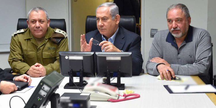 El primer ministro Benjamin Netanyahu, centro, recibe información sobre la escalada en la frontera norte junto con el jefe de personal de las FDI Gadi Eisenkot, izquierda, y el ministro de Defensa Avigdor Liberman, derecha, el 10 de febrero de 2018. (Ariel Hermoni / Ministerio de Defensa)