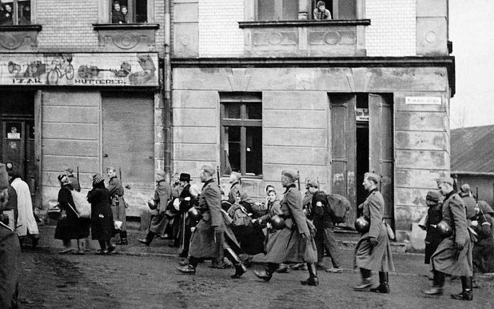 Una de varias fotografías tomadas durante la deportación de los judíos de Oswiecim a campos de exterminio y guetos en la región durante la ocupación nazi de Polonia. (Centro Judío de Auschwitz)