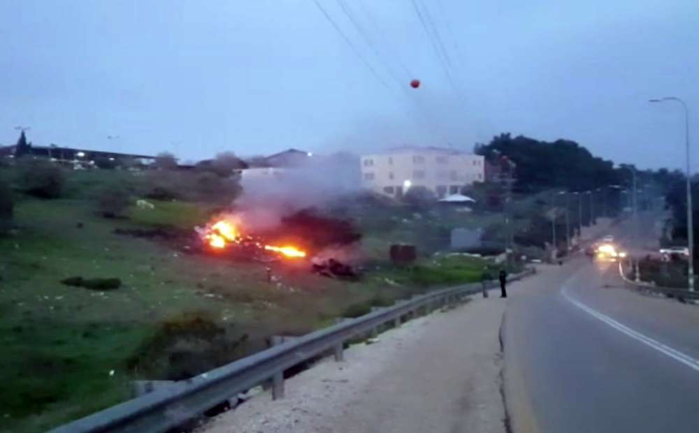 En esta imagen hecha a partir del vídeo proporcionado por Yehunda Pinto, los restos de un F-16 israelí se ven en llamas cerca de Harduf, en el norte de Israel, el sábado 10 de febrero de 2018. (Yehunda Pinto vía AP)