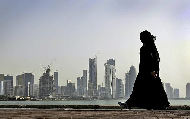En esta foto de archivo del 14 de mayo de 2010, una mujer qatarí camina frente al horizonte de la ciudad en Doha, Qatar. (Foto AP / Kamran Jebreili, Archivo)