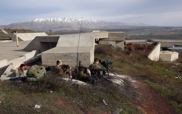 Una foto tomada el 10 de febrero de 2018 muestra soldados israelíes tomando posiciones en los Altos del Golán cerca de la frontera con Siria. (AFP PHOTO / JALAA MAREY)