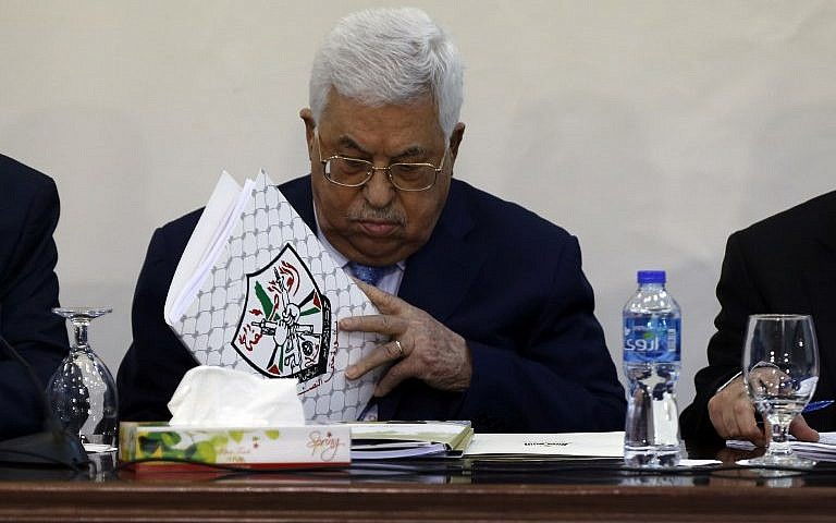 El presidente de la Autoridad Palestina, Mahmoud Abbas (C), asiste a una reunión con el Consejo Revolucionario del partido gobernante Fatah en la ciudad de Ramallah el 1 de marzo de 2018. (AFP Photo / Abbas Momani)