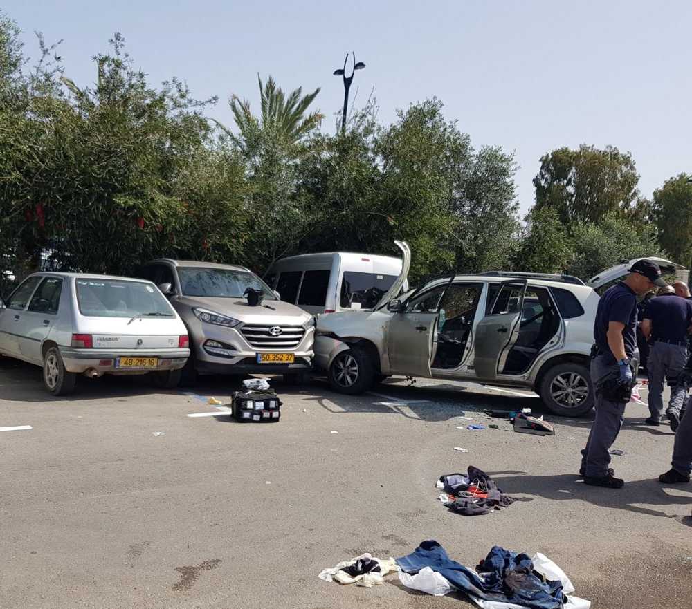 Las consecuencias de un presunto ataque con coche en la ciudad norteña de Acre el 4 de marzo de 2018. (Magen David Adom)