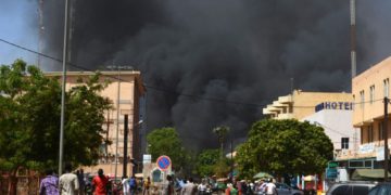 Ataques contra embajada de Francia y sede militar en Burkina Faso
