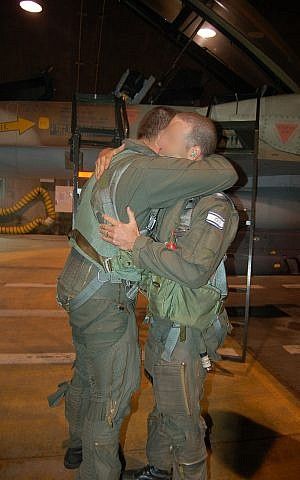El piloto de un caza F-15I, del Escuadrón 69 de la Fuerza Aérea Israelí, ingresa a su avión antes de una operación para bombardear el reactor nuclear sirio en Deir Ezzor el 5 de septiembre de 2007. (Fuerzas de Defensa de Israel)