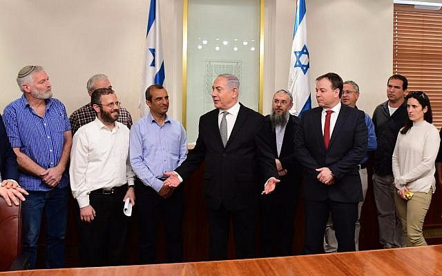 Ilustrativo: el primer ministro Benjamin Netanyahu (c) se reúne con los líderes de las comunidades judías en Judea y Samaria en su oficina el 25 de febrero de 2018. (Amos Ben Gershom / GPO)