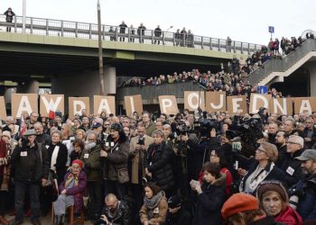 Cientos de polacos se reúnen para expresar solidaridad con los judíos