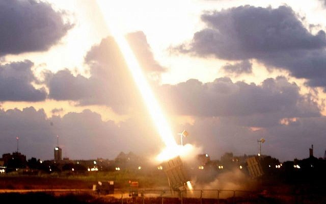 Una batería de defensa de misiles Iron Dome instalada cerca de la ciudad sureña israelí de Ashdod dispara un misil de interceptación el 16 de julio de 2014. (Miriam Alster / Flash 90)