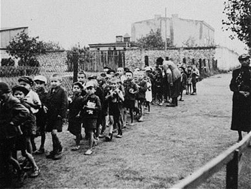 Deportación de niños del gueto de Łódź - USHMM website (www.ushmm.gov)