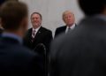El presidente de EE.UU., Donald Trump, acompañado por el entonces representante designado por la CIA, el representante Michael Pompeo, el sábado 21 de enero de 2017. (AP Photo / Andrew Harnik)