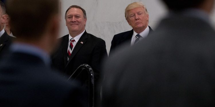 El presidente de EE.UU., Donald Trump, acompañado por el entonces representante designado por la CIA, el representante Michael Pompeo, el sábado 21 de enero de 2017. (AP Photo / Andrew Harnik)